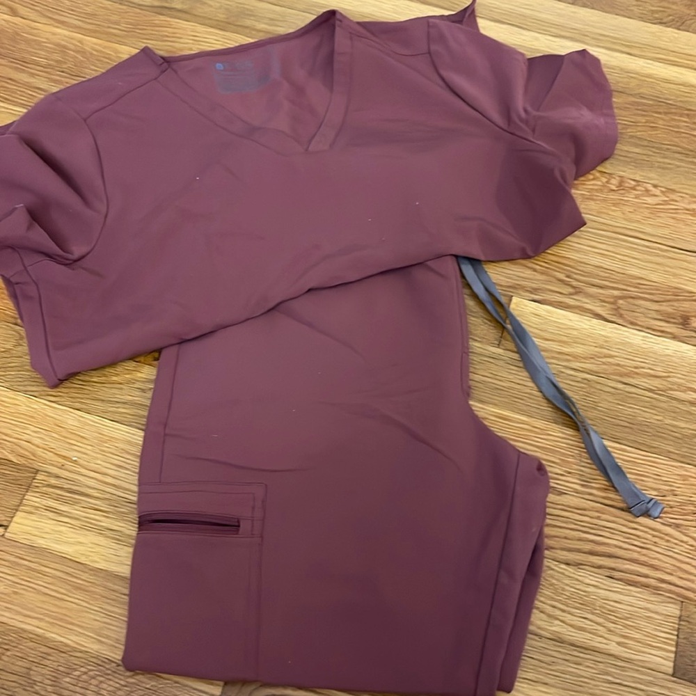 Maroon FIGS scrub set, L top, M joggers!
